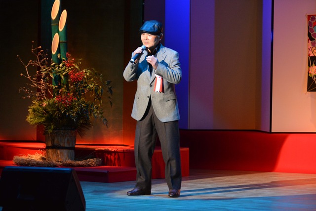 双葉ふれあい文化館にてカラオケ大会で三位の梶田修さんが歌っている写真